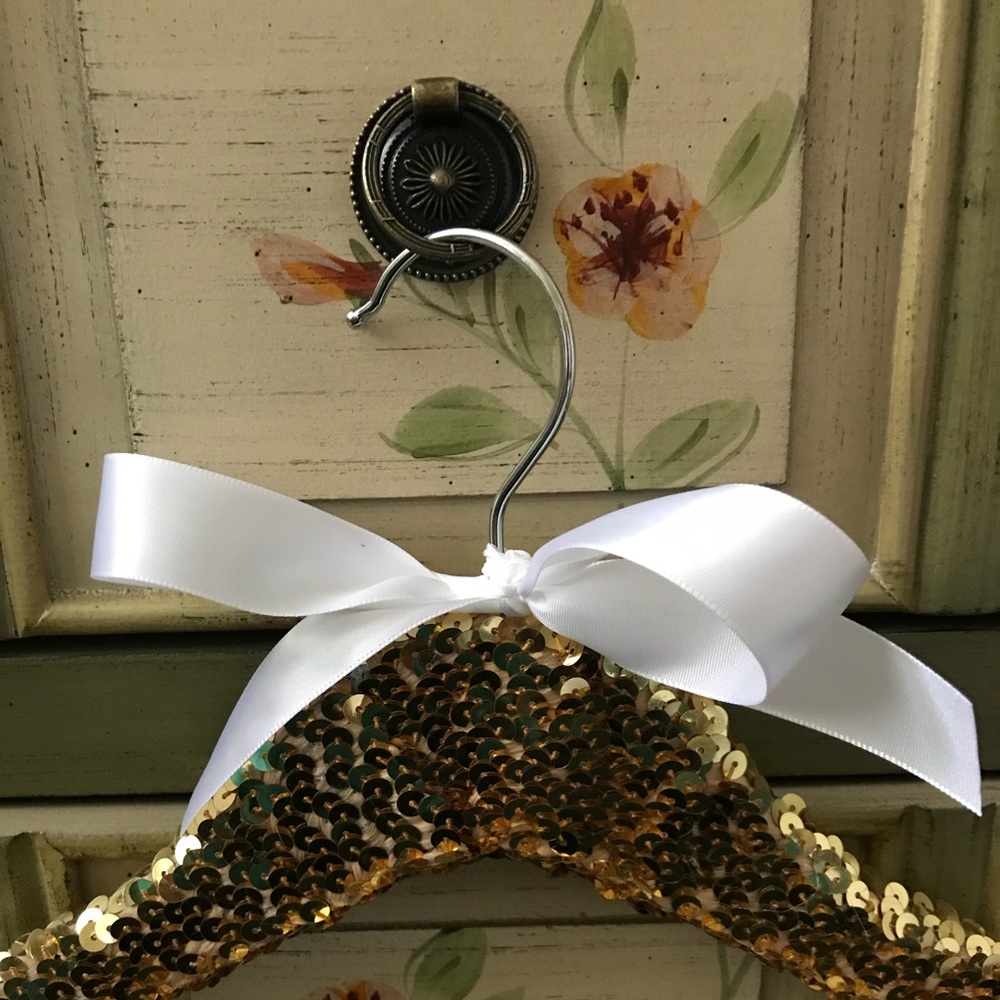 🌟💫✨GORGEOUS GOLD SEQUIN HANGERS🌟⭐️💫NWT. FINAL🎉🎉🎉NO OFFERS🫶🫶🫶 - Picture 2 of 7
